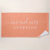 Chic Newlywed Bright Orange Mit Monogramm Strandtuch (Vorderseite)