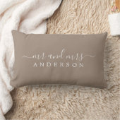 Chic Newlywed Frau Taupe Monogram Lendenkissen (Decke)