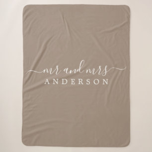 Chic Newlywed Frau Taupe Monogram Sherpadecke