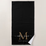 Chic Newlywed Gold Monogram Script Names Black  Strandtuch<br><div class="desc">Schick schwarzes Strandtuch mit dem goldenen Monogramm,  Jahr etabliert und Namen in eleganter handgeschriebener Schrift calligra[hy und moderne stilvolle Typografie. Perfektes Geschenk für das frisch verheiratete Paar. Exklusiv für Sie entworfen von Happy Dolphin Studio. Wenn Sie Hilfe oder passende Produkte benötigen,  kontaktieren Sie uns bitte über unseren Chat!</div>