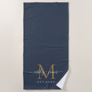 Chic Newlywed Gold Monogram Script Names Dark Blue Strandtuch
