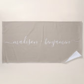 Chic Newlywed Monogram Names Gray Strandtuch (Vorderseite)