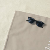 Chic Newlywed Monogram Names Gray Strandtuch (Beispiel)