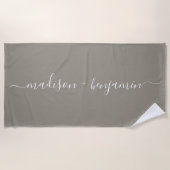 Chic Newlywed Monogram Names Gray Strandtuch (Vorderseite)