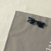 Chic Newlywed Monogram Names Gray Strandtuch (Beispiel)