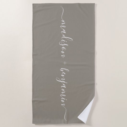 Chic Newlywed Monogram Names Gray Strandtuch (Vorderseite)
