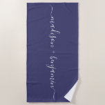 Chic Newlywed Monogram Names Navy Blue Strandtuch<br><div class="desc">Chic mit Monogramm Strandtuch mit den Namen der neuen Weds in handgeschriebener, eleganter Schrift Kalligraphie auf marineblau Hintergrund. Fügen Sie einfach Ihre Namen hinzu. Perfektes Geschenk für das frisch verheiratete Paar oder verlobtes Paar. Exklusiv für Sie entworfen von Happy Dolphin Studio. Wenn Sie Hilfe oder passende Produkte benötigen, kontaktieren Sie...</div>
