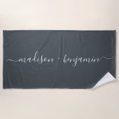 Chic Newlywed Monogram Names Off-Black Strandtuch (Vorderseite)