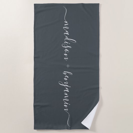 Chic Newlywed Monogram Names Off-Black Strandtuch (Vorderseite)