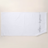 Chic Newlywed Monogram Names White Strandtuch (Vorderseite)