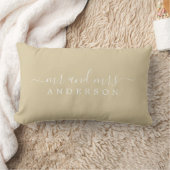 Chic Newlywed Mr. Beige Sand Monogram Lendenkissen (Decke)