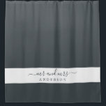 Chic Newlywed Mr. Black and White Monogram Duschvorhang<br><div class="desc">Chic schwarz-weiß-monogramm Duschvorhang mit dem Text Mr. und Mrs. in eleganter Schrift. Dieser elegante Duschvorhang wird in schwarzem Wald gehalten und kann mit Ihrem verheirateten Namen individuell gestaltet werden. Perfektes Luxusgeschenk für das frisch vermählte Paar. Exklusiv für Sie entworfen von Happy Dolphin Studio.</div>