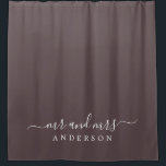Chic Newlywed Mr. Dark Burgundy Monogram Duschvorhang<br><div class="desc">Chic dunkelburgund monogramm Duschvorhang mit dem Text Mr. und Mrs. in weißer eleganter Schrift. Der Farbkarob-Chip wird für dieses stilvolle Design verwendet,  das Sie mit Ihrem verheirateten Namen anpassen können. Perfektes Luxusgeschenk für das frisch vermählte Paar. Exklusiv für Sie entworfen von Happy Dolphin Studio.</div>