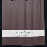 Chic Newlywed Mr. Dark Burgundy Monogram Duschvorhang<br><div class="desc">Chic dunkelburgund monogramm Duschvorhang mit dem Text Mr. und Mrs. in off-schwarz elegante Drehbuch. Der Farbkarob-Chip wird für dieses stilvolle Design verwendet,  das Sie mit Ihrem verheirateten Namen anpassen können. Perfektes Luxusgeschenk für das frisch vermählte Paar. Exklusiv für Sie entworfen von Happy Dolphin Studio.</div>