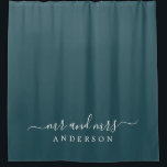 Chic Newlywed Mr. Dark Emerald Monogram Duschvorhang<br><div class="desc">Chic dunkel Smaragdmonogramm Duschvorhang mit dem Text Mr. und Mrs. in weißer eleganter Schrift. Die Farbe Deep Smarald wird für dieses stilvolle Design verwendet,  das Sie mit Ihrem verheirateten Namen anpassen können. Perfektes Luxusgeschenk für das frisch vermählte Paar. Exklusiv für Sie entworfen von Happy Dolphin Studio.</div>