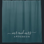 Chic Newlywed Mr. Dark Emerald Monogram Duschvorhang<br><div class="desc">Chic dunkel Smaragdmonogramm Duschvorhang mit dem Text Mr. und Mrs. in weißer eleganter Schrift. Die Farbe Deep Smarald wird für dieses stilvolle Design verwendet,  das Sie mit Ihrem verheirateten Namen anpassen können. Perfektes Luxusgeschenk für das frisch vermählte Paar. Exklusiv für Sie entworfen von Happy Dolphin Studio.</div>