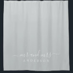 Chic Newlywed Mr. Dark Misty Gray Monogram Duschvorhang<br><div class="desc">Chic hellgrauer Monogramm Duschvorhang mit dem Text Mr. und Mrs. in weißer eleganter Schrift. Die Farbe misty gray wird für dieses stilvolle Design verwendet,  das Sie mit Ihrem verheirateten Namen anpassen können. Perfektes Luxusgeschenk für das frisch vermählte Paar. Exklusiv für Sie entworfen von Happy Dolphin Studio.</div>