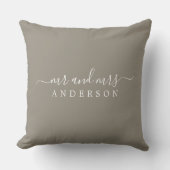 Chic Newlywed Mr. Gray Monogram Kissen (Vorderseite)