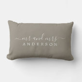Chic Newlywed Mr. Gray Monogram Lendenkissen (Vorderseite)