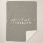 Chic Newlywed Mr. Gray Monogram Sherpadecke<br><div class="desc">Chic, moderne mit Monogramm Sherpa-Decke mit dem Text Mr. und Mrs. in weißer eleganter Schrift auf grauem Hintergrund. Fügen Sie einfach Ihren verheirateten Namen hinzu. Die farbenfrohe Wolle wird für dieses stilvolle Design verwendet. Perfektes Luxusgeschenk für das frisch vermählte Paar. Wenn Sie Hilfe oder passende Produkte benötigen, kontaktieren Sie uns...</div>