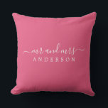 Chic Newlywed Mr. Hot Pink Monogram Kissen<br><div class="desc">Chic, modernes mit Monogramm Kissen mit dem Text Mr. und Mrs. in weißem, elegantem Drehbuch auf Ibiza heißen rosa Hintergrund. Fügen Sie einfach Ihren verheirateten Namen hinzu. Perfektes Geschenk für das frisch verheiratete Paar. Exklusiv für Sie entworfen von Happy Dolphin Studio. Wenn Sie Hilfe oder passende Produkte benötigen, kontaktieren Sie...</div>