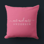 Chic Newlywed Mr. Hot Pink Monogram Kissen<br><div class="desc">Chic, modernes mit Monogramm Kissen mit dem Text Mr. und Mrs. in weißem, elegantem Drehbuch auf Ibiza heißen rosa Hintergrund. Fügen Sie einfach Ihren verheirateten Namen hinzu. Perfektes Geschenk für das frisch verheiratete Paar. Exklusiv für Sie entworfen von Happy Dolphin Studio. Wenn Sie Hilfe oder passende Produkte benötigen, kontaktieren Sie...</div>