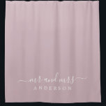 Chic Newlywed Mr. Pastel Lila Monogram Duschvorhang<br><div class="desc">Chic pastellfarbener lila Monogramm Duschvorhang mit dem Text Mr. und Mrs. in weißer,  eleganter Schrift. Sie können dieses stilvolle Design mit Ihrem verheirateten Namen anpassen. Perfektes Luxusgeschenk für das frisch vermählte Paar. Exklusiv für Sie entworfen von Happy Dolphin Studio.</div>