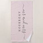 Chic Newlywed Mr. Pastel Pink Mit Monogramm Strandtuch<br><div class="desc">Chic pastellrosa mit Monogramm Strandtuch mit dem großen Text Mr. und Mrs. in weißer eleganter Schrift. Sie können dieses elegante Badetuch mit Ihrem verheirateten Namen anpassen. Perfektes Geschenk für das frisch verheiratete Paar. Exklusiv für Sie entworfen von Happy Dolphin Studio.</div>