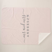 Chic Newlywed Mr. Pastel Pink Monogram Sherpadecke (Vorderseite (Horizontal))
