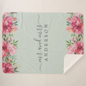 Chic Newlywed Mr. Pink Floral Monogram Sherpadecke (Vorderseite (Horizontal))