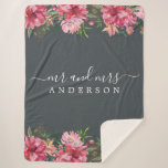 Chic Newlywed Mr. Pink Floral Monogram Sherpadecke<br><div class="desc">Chic, modern mit Monogramm Schwarz-Weiß-Sherpa-Decke mit dem Text Mr. und Mrs. in weißer eleganter Schrift auf schwarzem Hintergrund mit einer stilvollen Touch rosa Blumenstrauß in schöner Wasserfarbe. Fügen Sie einfach Ihren verheirateten Namen hinzu. Für dieses stilvolle Design wird der schwarz-schwarze Wald verwendet. Perfektes Luxusgeschenk für das frisch vermählte Paar. Wenn...</div>
