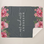 Chic Newlywed Mr. Pink Floral Monogram Sherpadecke (Vorderseite (Horizontal))