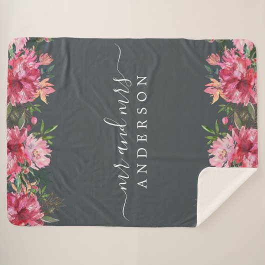 Chic Newlywed Mr. Pink Floral Monogram Sherpadecke (Vorderseite (Horizontal))