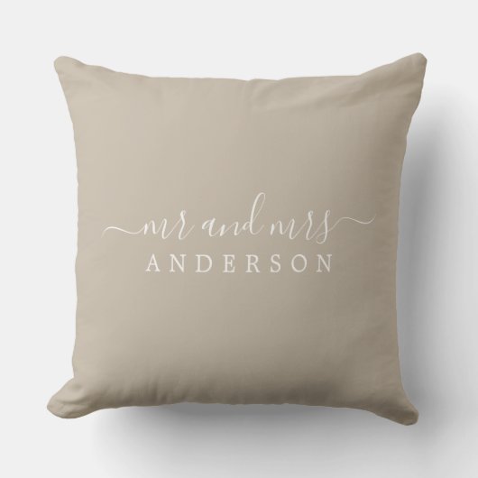 Chic Newlywed Mr. Shiitake Gray Monogram Kissen (Vorderseite)