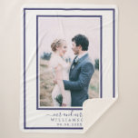 Chic Newlywed Mr. Wedding Foto Sherpadecke<br><div class="desc">Das schicke, moderne mit Monogramm Hochzeitsleder-Foto Sherpa-Decke mit dem Text Mr. und Mrs. in marineblauer eleganter Schriftzeichen und Ihrem Hochzeitsdatum auf weißem Hintergrund mit marineblau blauer Grenze. Fügen Sie einfach Ihren verheirateten Namen, das Hochzeitstag und das Hochzeitsfest Foto hinzu. Perfektes Luxus-Sake-Geschenk für das frisch vermählte Paar. Exklusiv für Sie entworfen...</div>