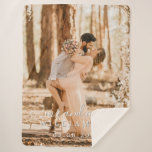 Chic Newlywed Mr. Wedding Foto Sherpadecke<br><div class="desc">Chic, moderne mit Monogramm Hochzeitsdecke Foto sherpa mit dem Text Mr. und Mrs. in weißer eleganter Schrift Kalligraphie und Ihr Hochzeitstag in der modernen Typografie. Fügen Sie einfach Ihren verheirateten Namen, das Hochzeitstag und das Hochzeitsfest Foto hinzu. Perfektes Luxus-Sake-Geschenk für das frisch vermählte Paar. Exklusiv für Sie entworfen von Happy...</div>