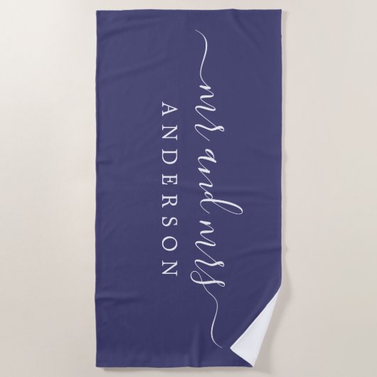 Chic Newlywed Mrs. Navy Blue Mit Monogramm Strandtuch (Vorderseite)