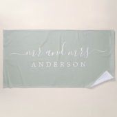 Chic Newlywed Mrs Pastel Green Mit Monogramm Strandtuch (Vorderseite)