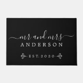 Chic Newlywed Mrs. Schwarz-weiß Family Monogram Fußmatte (Vorderseite)