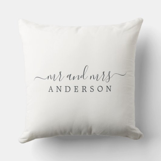 Chic Newlywed Mrs. Schwarz-weiß Monogram Kissen (Rückseite)