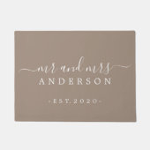 Chic Newlywed Mrs Taupe Family Monogram Fußmatte (Vorderseite)