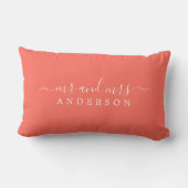 Chic Newlywed Mrs. Tropical Coral Monogram Lendenkissen (Rückseite)