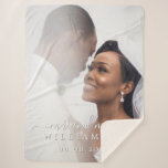 Chic Newlywed Mrs. Wedding Foto Sherpa Blanket Sherpadecke<br><div class="desc">Chic, moderne mit Monogramm Hochzeitsdecke Foto sherpa mit dem Text Mr. und Mrs. in weißer eleganter Schrift Kalligraphie und Ihr Hochzeitstag in der modernen Typografie. Fügen Sie einfach Ihren verheirateten Namen, das Hochzeitstag und das Hochzeitsfest Foto hinzu. Perfektes Luxus-Sake-Geschenk für das frisch vermählte Paar. Exklusiv für Sie entworfen von Happy...</div>