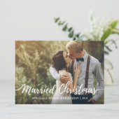 Chic Newlyweds Verheiratetes Weihnachtstypografie- Einladung (Stehend Vorderseite)