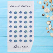 Chic Ocean Blue White Muscheln und Name der Fische Strandtuch