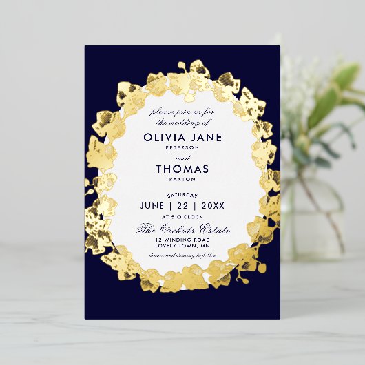 Chic Orchid Blumenschreie Script Navy Gold Hochzei Folieneinladung (Stehend vorne)