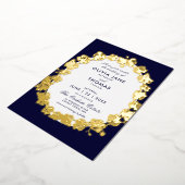 Chic Orchid Blumenschreie Script Navy Gold Hochzei Folieneinladung (Gedreht)