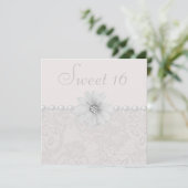 Chic Paisley Lace, Blume & Perlen Sweet 16 Einladung (Stehend Vorderseite)