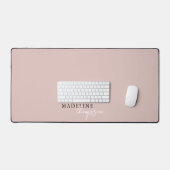 Chic Pale Pink Beige Script Monogram Schreibtischunterlage (Tastatur & Maus)