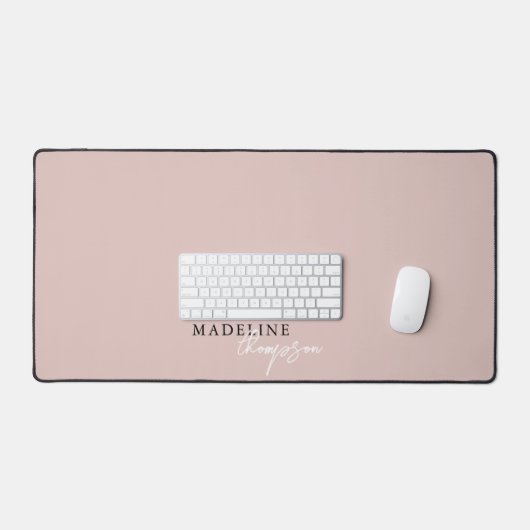 Chic Pale Pink Beige Script Monogram Schreibtischunterlage (Tastatur & Maus)